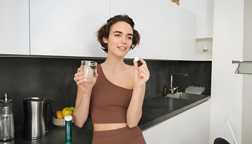 Mujer tomando suplemento